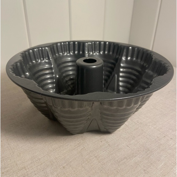Bundt Cake Pan Holiday Fiesta Party Pan Bakeware Baking Cakes maybe Nordic Ware - Picture 1 of 16